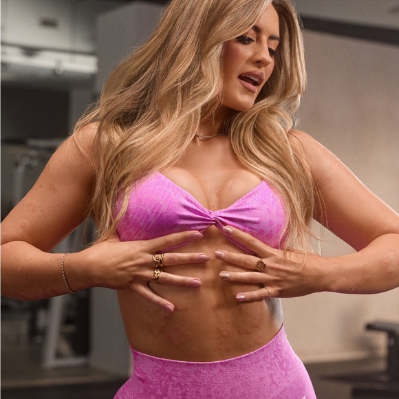 NWT ADAPT X WHITNEY ANIMAL SEAMLESS TWIST FRONT BRA 🩷 - Picture 1 of 6